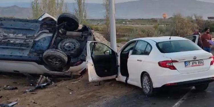 İki otomobil kafa kafaya çarpıştı: 3 yaralı