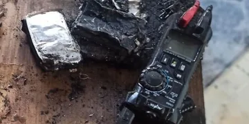 Şarjdaki telefonun bataryası patladı