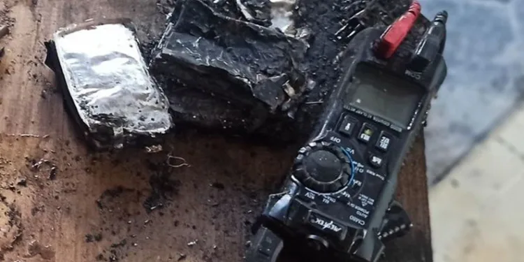 Şarjdaki telefonun bataryası patladı