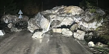 Kastamonu-Cide karayolunda heyelan meydana geldi