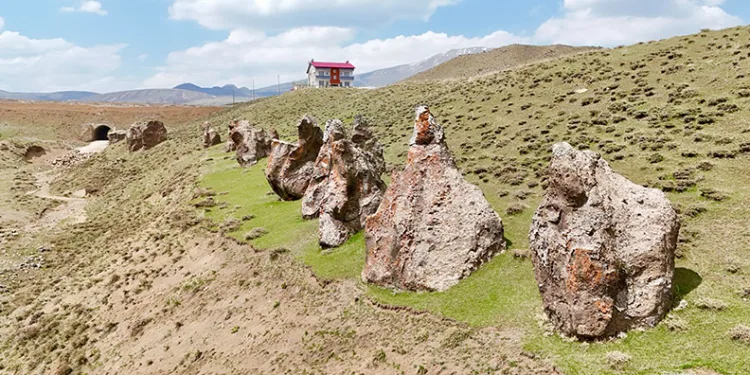 “Nemrut’un develeri” tahrip oluyor