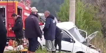 Denizli’de yoldan çıkan otomobil elektrik direğine çarptı; 2 ölü, 1 yaralı