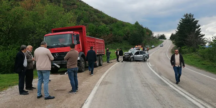 Otomobil ile kamyonet çarpıştı: 1 ölü, 1 yaralı