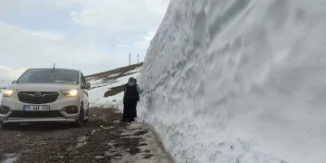 Metrelerce yükseklikteki şaşırtan kar kütlesi