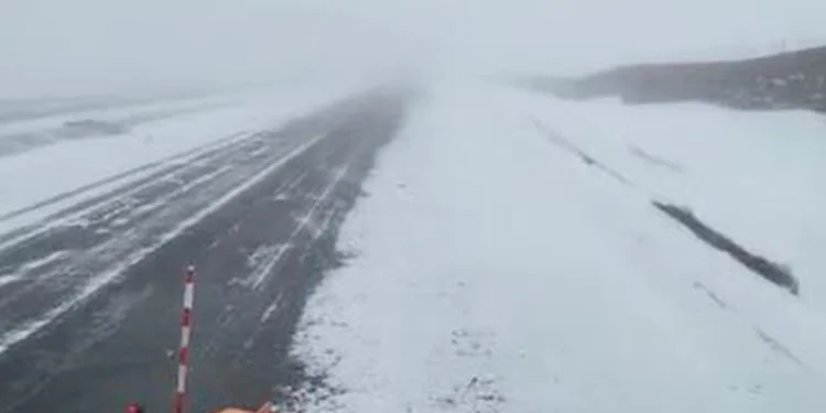 Ardahan-Çıldır kara yolunda kar yağışı etkili oldu