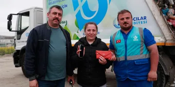 İçinde telefon ve para olan çantasını yanlışlıkla çöpe attı