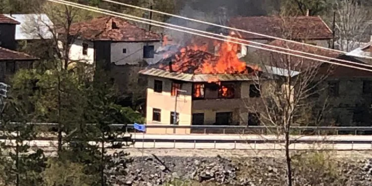 Alevlere teslim olan üç katlı ev kullanılmaz hale geldi