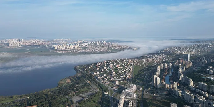 İstanbul’da sis bulutları kartpostallık görüntü oluşturdu