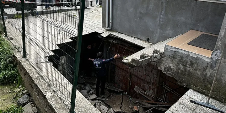 4 katlı binanın bahçe zemini çöktü