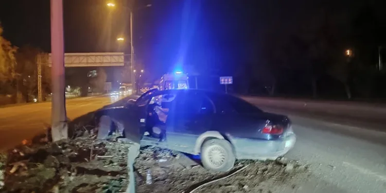 Alkollü sürücünün direksiyon hakimiyetini kaybettiği araç direğe çarparak durabildi