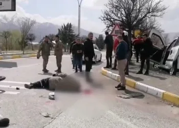 Otomobille çarpışan motosiklet sürücüsü ağır yaralandı