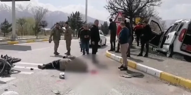 Otomobille çarpışan motosiklet sürücüsü ağır yaralandı