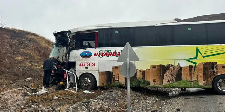 Hakkari’de otobüsle tanker çarpıştı: 8 yaralı