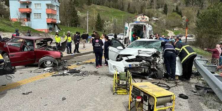 Kastamonu’da 2 otomobil çarpıştı: 3 ölü, 4 yaralı