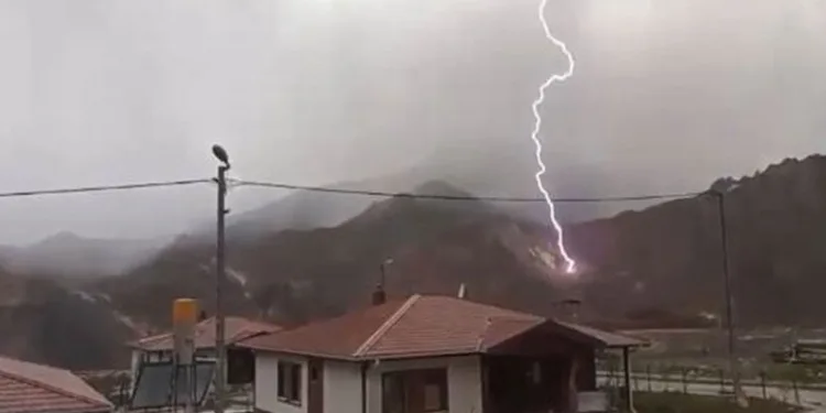 Artvin’de yıldırım düşme anı kamerada