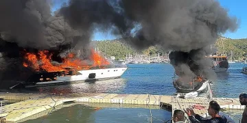 Fethiye’de 4 tekneyi küle çeviren yangın söndürüldü