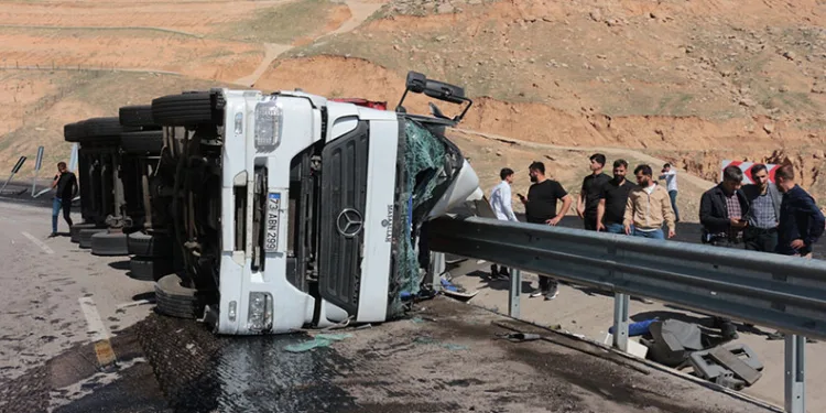 Cizre’de freni boşalan tır devrildi: 1 yaralı