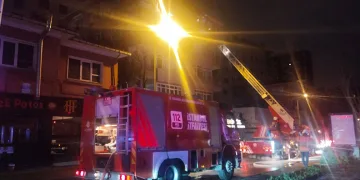 Kadıköy’de 4 katlı binada yangın: 2 kişi dumandan etkilendi