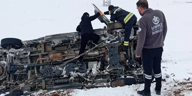 Bingöl’de hasta taşıyan ambulans kaza yaptı: 5 yaralı