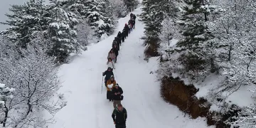 Karın tadını mest eden manzarada yürüyüş yaparak çıkardılar