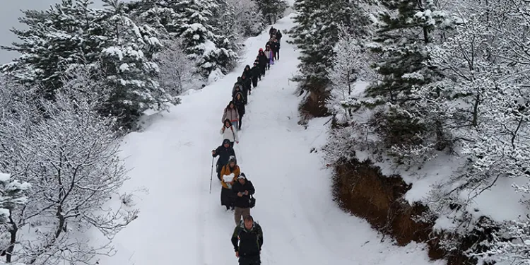 Karın tadını mest eden manzarada yürüyüş yaparak çıkardılar