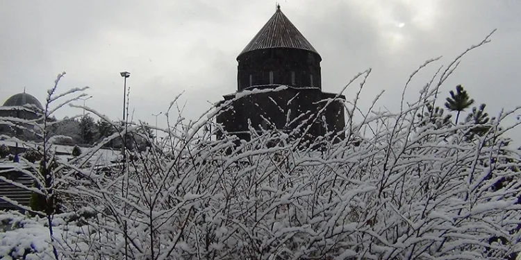Kars beyaz gelinliğini giydi