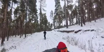 Kars’ta 2 kişi ATV araca bağladığı halatla snowboard yaptı