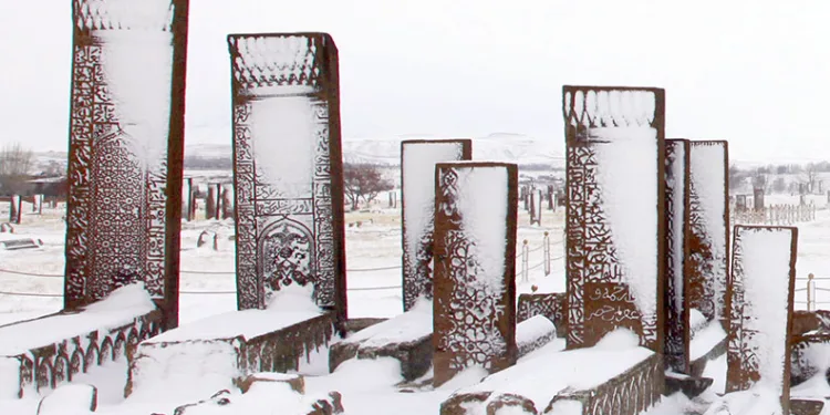 Ahlat’ta nisan karıyla kartpostallık görüntüler oluştu