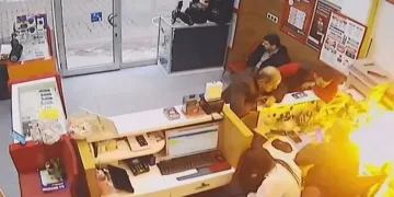 Artvin’de tamir için getirilen cep telefonu bomba gibi patladı