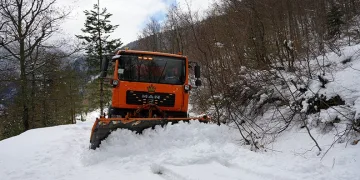 Nisan ayında karla mücadele