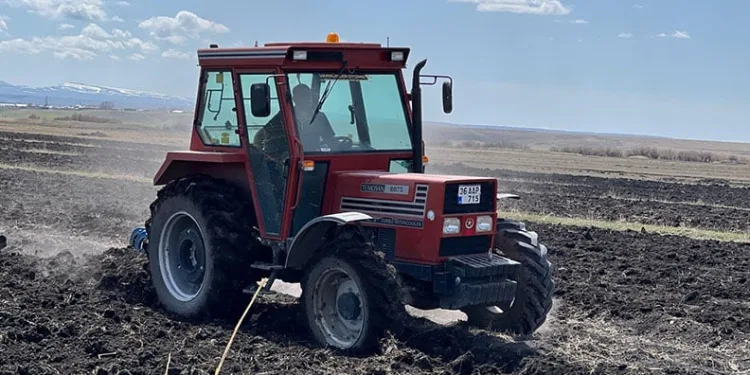 Kars’ta çiftçiler tarlalarını sürmeye başladı