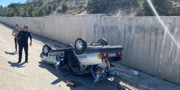 Burdur’da otomobil şarampole devrildi: 2’si çocuk 4 yaralı