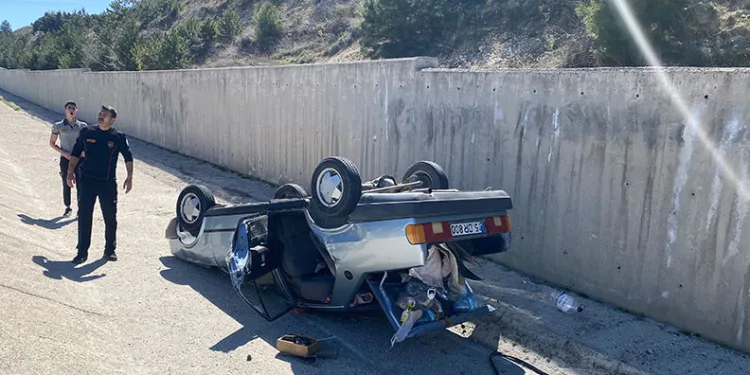 Burdur’da otomobil şarampole devrildi: 2’si çocuk 4 yaralı