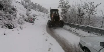 Elazığ’da yoğun kar yağışı sonrası yolda mahsur kalan araç kurtarıldı