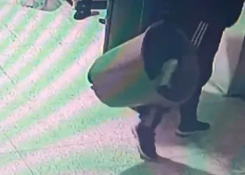 Çöp yerine ayakkabıları topladı