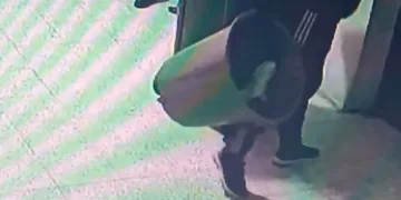 Çöp yerine ayakkabıları topladı