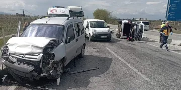 Manisa’da kamyonetler çarpıştı: 6 kişi ölümden döndü