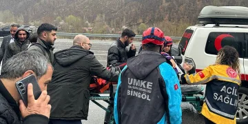 Bingöl’de sürücüsünün direksiyon hakimiyetini kaybettiği otomobil istinat duvarına çarptı. Kazada 5 kişi yaralandı.