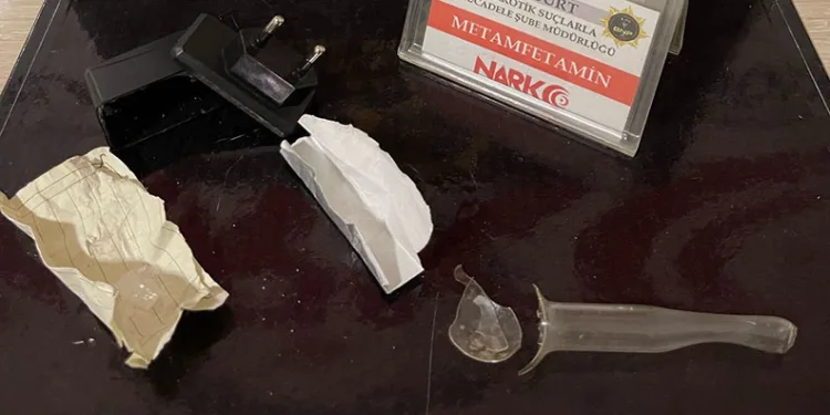 Uyuşturucu maddeyi şarj adaptörüne saklayan şüpheli yakalandı