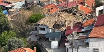 Buldan’da tarihi iki katlı ev çöktü