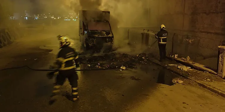 Batman’da park halindeki kamyonet yandı