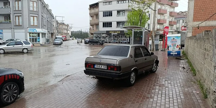 ‘Dur’ ihtarına uymayan ehliyetsiz sürücü durağa çarptı