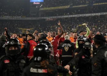 Galatasaray, derbi galibiyetini taraftarıyla kutladı