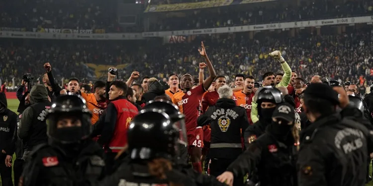 Galatasaray, derbi galibiyetini taraftarıyla kutladı