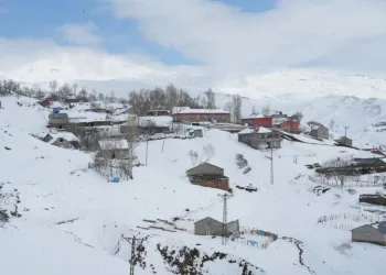 Muş’ta nisan karı yüksek kesimleri beyaza bürüdü