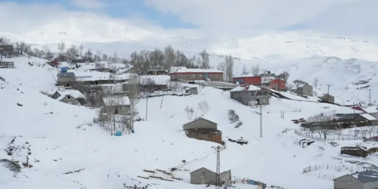 Muş’ta nisan karı yüksek kesimleri beyaza bürüdü