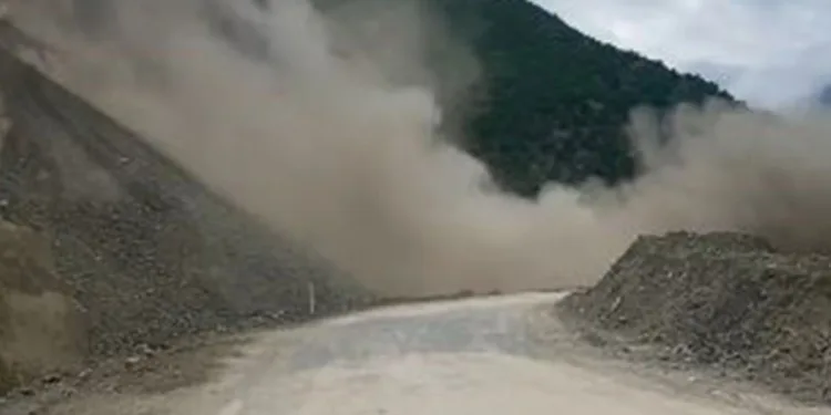 Artvin-Şavşat Karayolu’nda heyelan