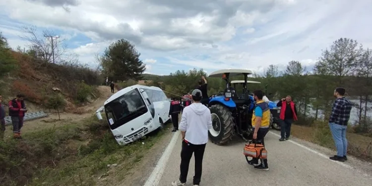 Osmaniye’de öğrencileri taşıyan otobüs devrildi