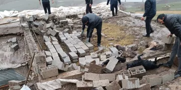 Hakkari’de ahır çöktü: 25 küçükbaş hayvan telef oldu