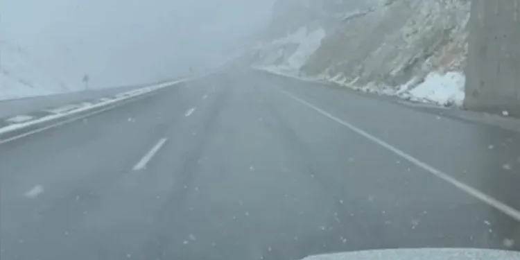 Yüksekova-Van karayolunda yoğun kar yağışı